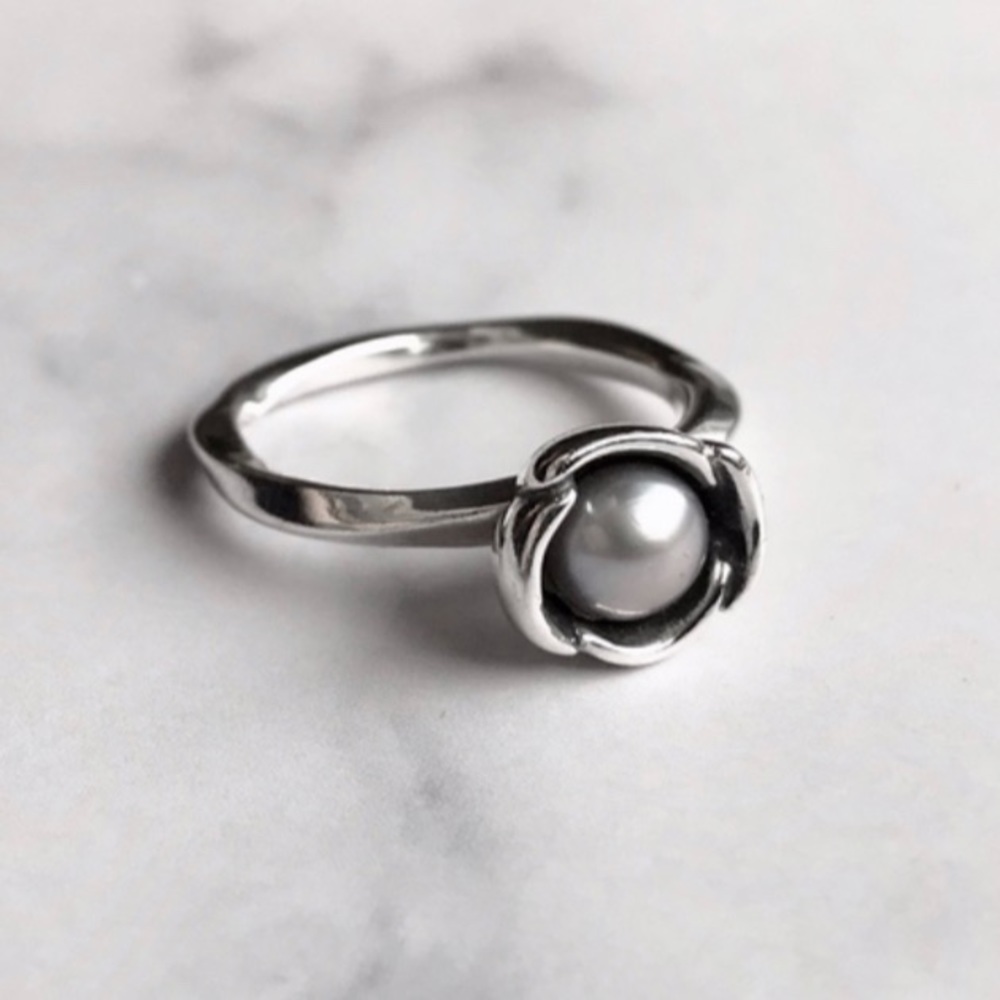 Pandora, bloom ring with grey pearl